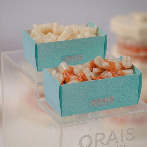 Jogos de Dentes Orais expostos em embalagens da marca